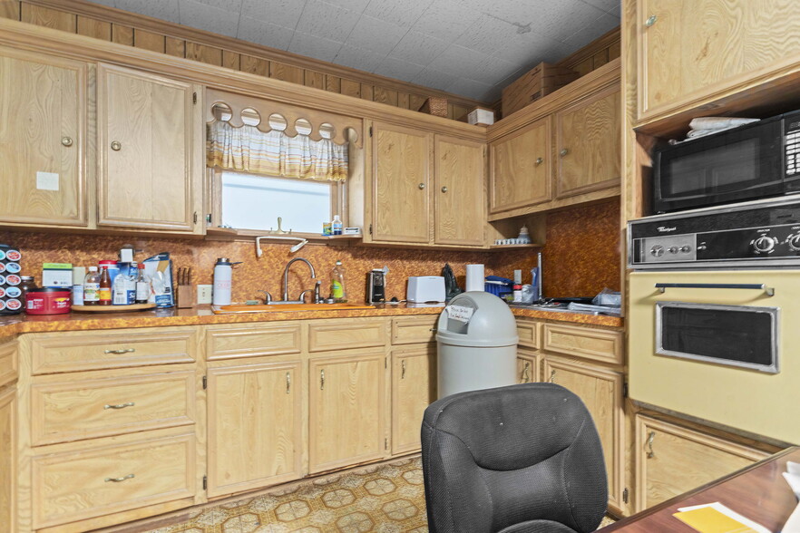 More Photos Of 403 W Sterling St, Baytown Funeral Home For Sale