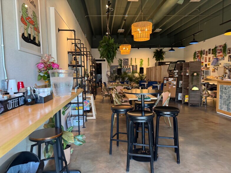 More Photos Of 2030-2046 Harvard St, Sarasota Showroom For Lease