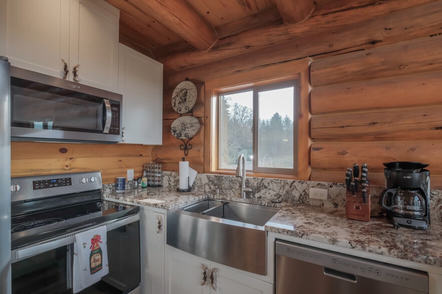 More Photos Of 6331 Lake Pointe Wy, Sweet Home Lodge Meeting Hall For Sale