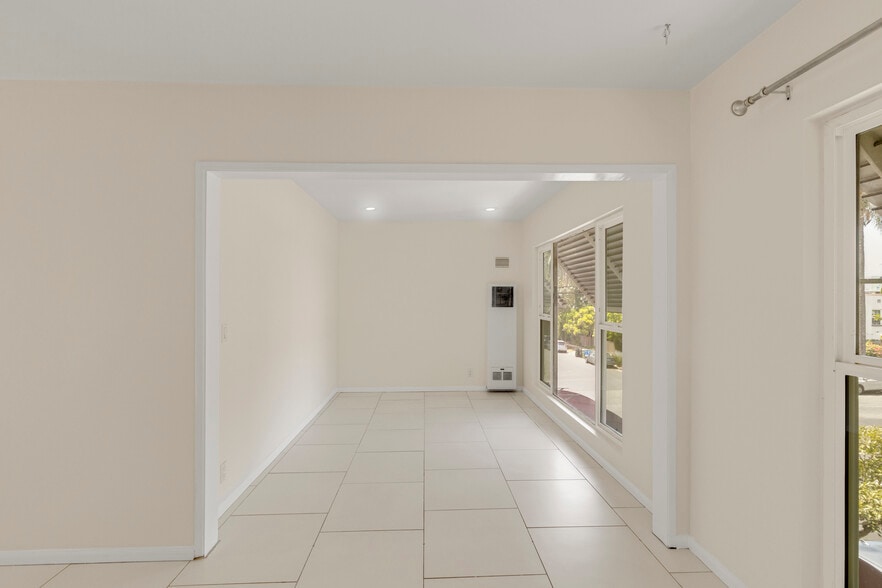 More Photos Of 900 N Orange Grove Ave, West Hollywood Apartments For Sale