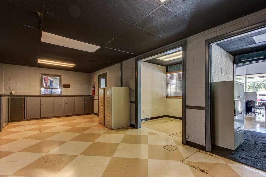 More Photos Of 709 New Franklin Rd, Lagrange Freestanding For Lease