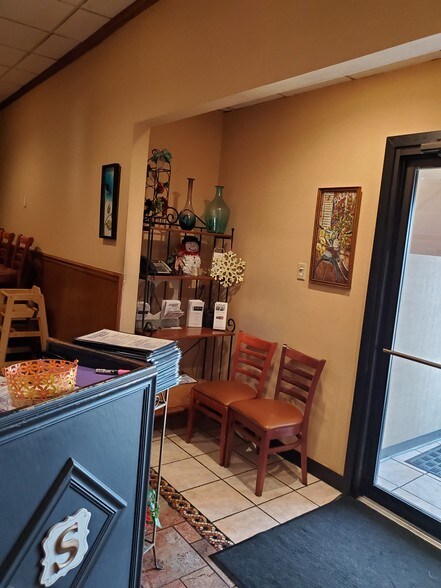 More Photos Of 1027 Sheffield Ave, Dyer Restaurant For Sale