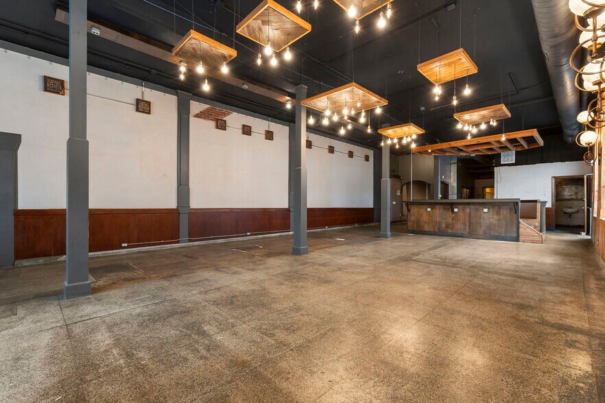 More Photos Of 408 W Walnut St, Springfield Storefront Retail Residential For Lease