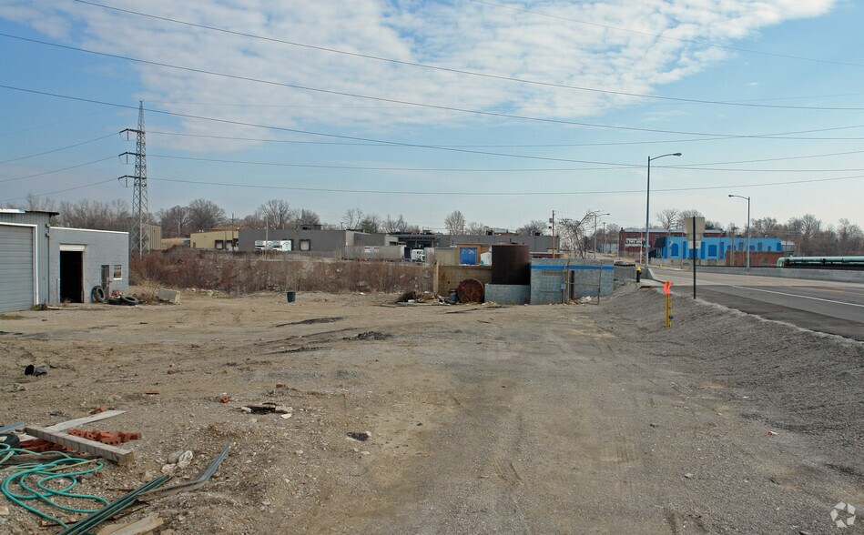 More Photos Of 8915 S Broadway, Saint Louis Light Distribution For Sale