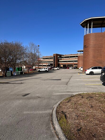 More Photos Of 7010 Lee Hwy, Chattanooga Storefront Retail Office For Sale