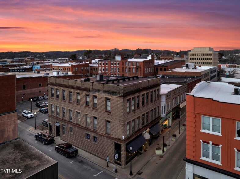 More Photos Of 28-30 6th St, Bristol Storefront Retail Office For Lease