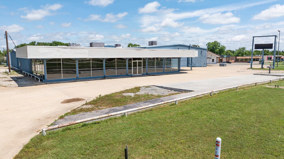 More Photos Of 1511 W Broadway St, Ardmore Auto Dealership For Sale
