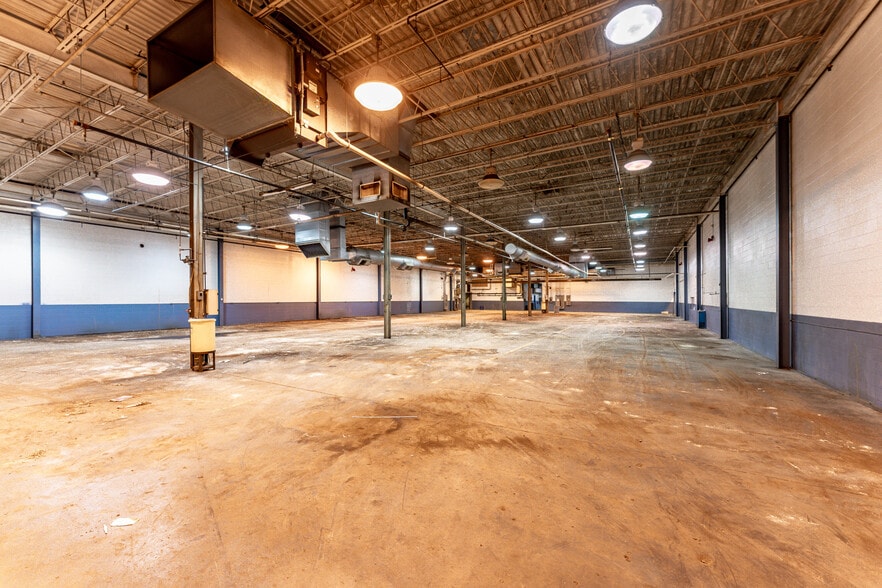 More Photos Of 200 Universal Dr, Centerville Distribution For Lease