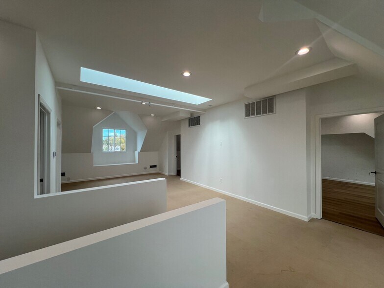 More Photos Of 7053 Owensmouth Ave, Canoga Park Office For Lease
