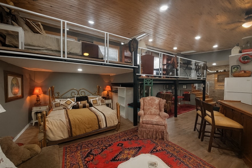 More Photos Of 906 S Main St, Lindale Light Distribution For Sale