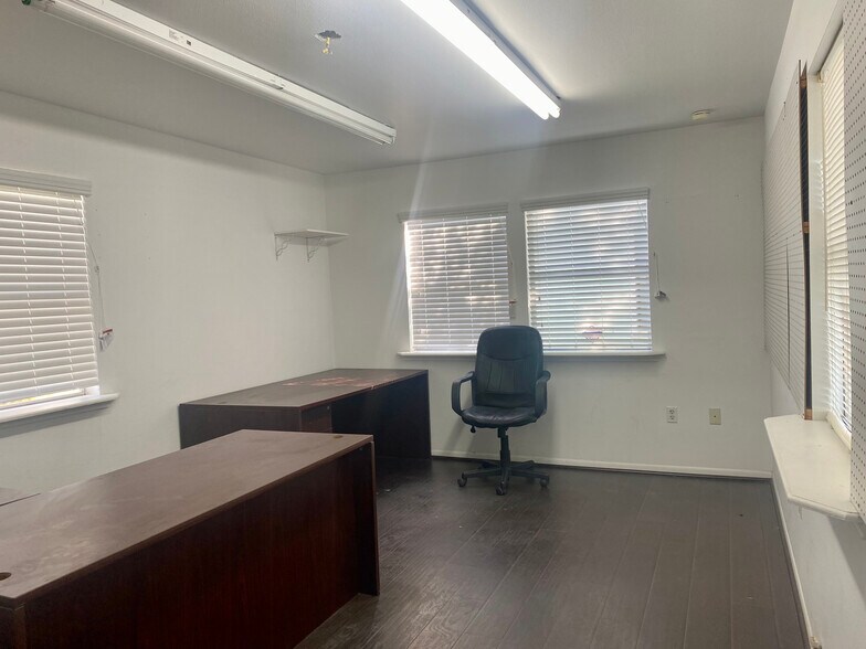 More Photos Of 424 Grand Ave, Bacliff Office For Sale