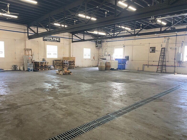 More Photos Of 6333 N Teutonia Ave, Milwaukee Warehouse For Lease