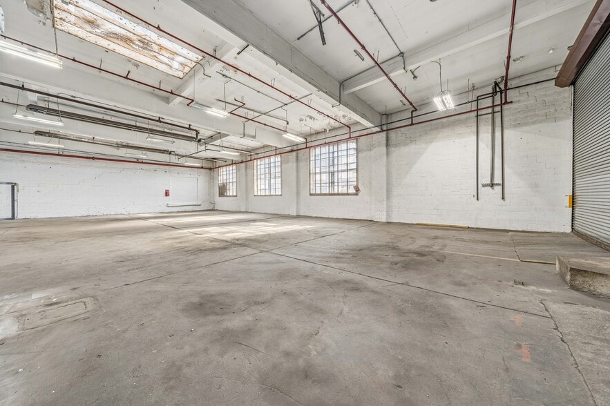 More Photos Of 370-376 Adams St, Newark Warehouse For Lease
