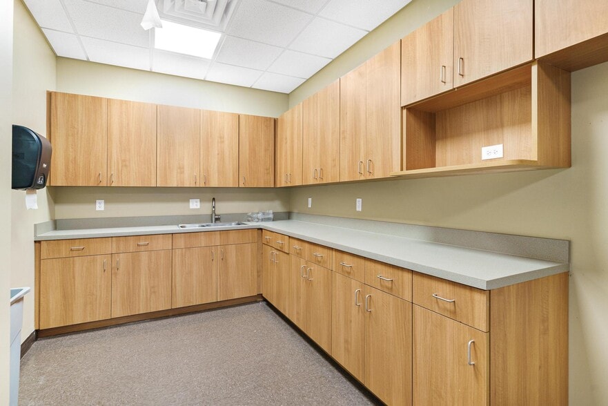 More Photos Of 1904 Thomas Ave, Leesburg Office For Sale