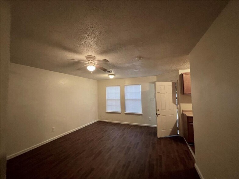 More Photos Of 2003 Phillips St, Prairie View Apartments For Sale