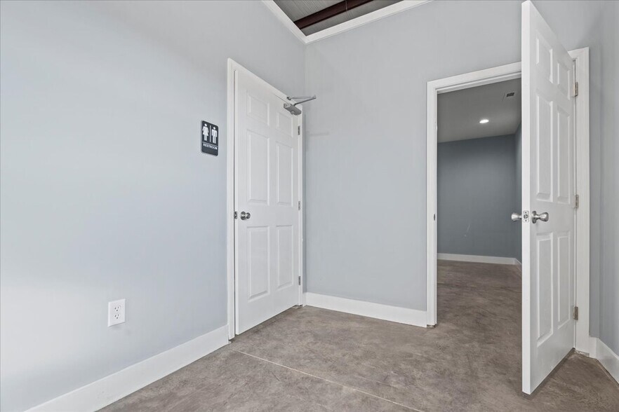 More Photos Of 3345 Willow Creek Rd, Florence Flex For Lease