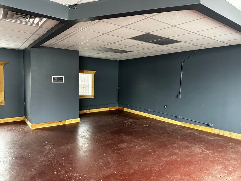 More Photos Of 1950 East Pike, Zanesville Showroom For Lease