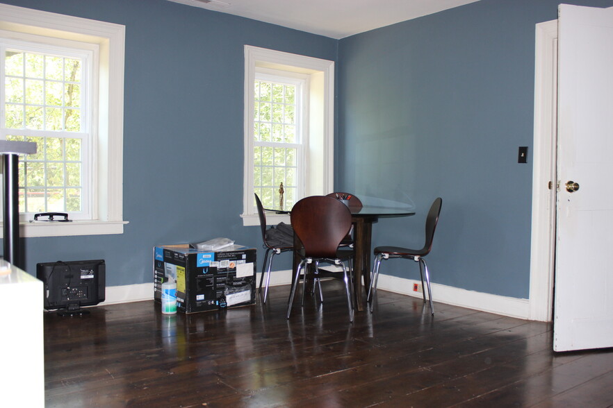 More Photos Of 88 Bradley Rd, Woodbridge Office For Sale