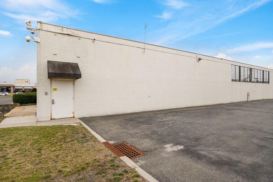 More Photos Of 170 Eileen Way, Syosset Flex For Lease