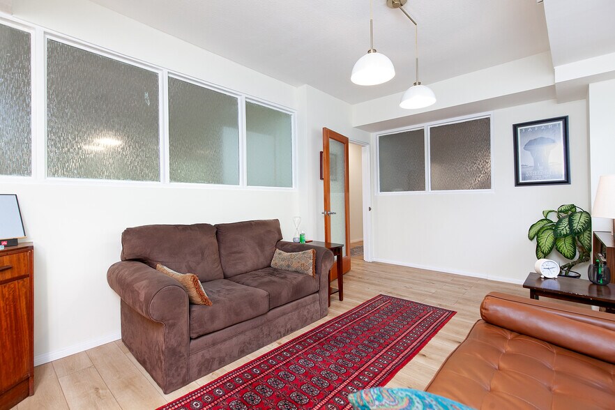 More Photos Of 1940 Garnet Ave, San Diego Medical For Sale