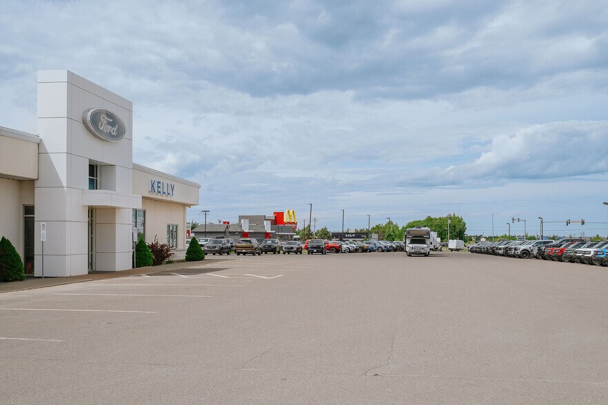 More Photos Of 105 Laurell Rd, Gander Showroom For Sale