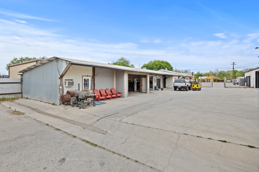 More Photos Of 955 W Kingsbury St, Seguin Auto Repair For Sale
