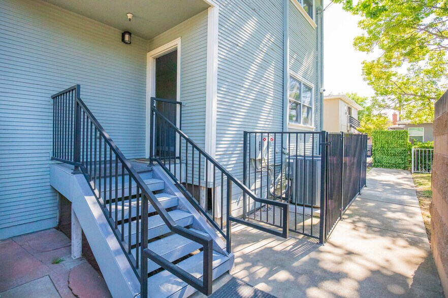 More Photos Of 4322 4th Ave, Sacramento Office Residential For Sale