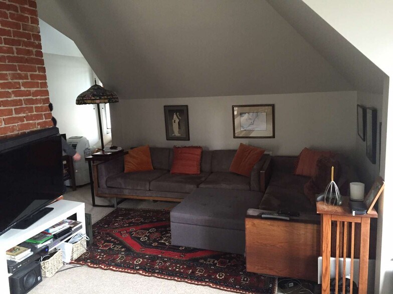 More Photos Of 916 SW King Ave, Portland Office Residential For Sale
