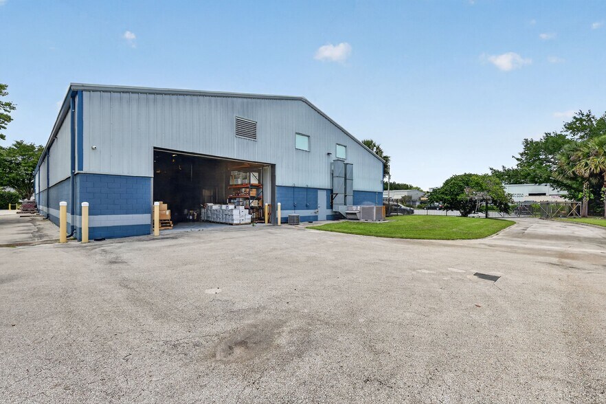 More Photos Of 2721 Pemberton Dr, Apopka Warehouse For Lease