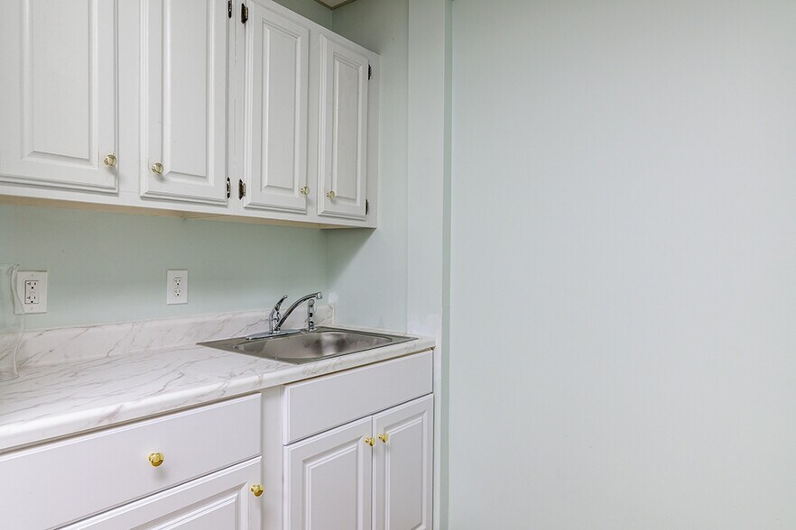 More Photos Of 400 Massasoit Ave, East Providence Medical For Sale