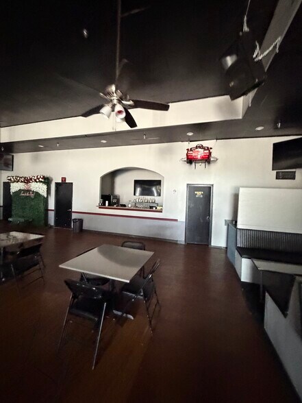 More Photos Of 140 Collins Rd, Richmond Storefront For Lease
