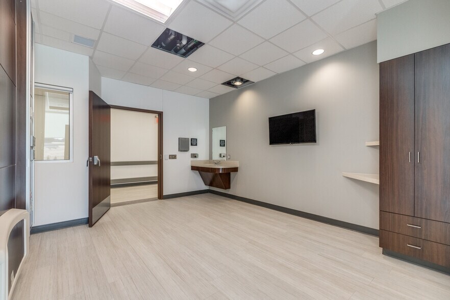 More Photos Of 6601 W University Dr, McKinney Hospital For Lease