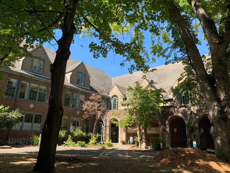 More Photos Of 1501 10th Ave E, Seattle Schools For Lease