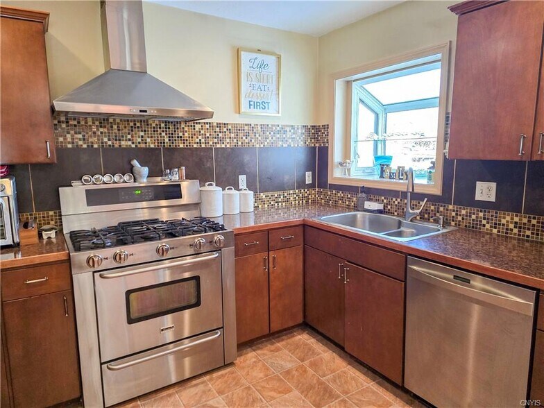 More Photos Of 337 N Peterboro St, Canastota Flex For Sale