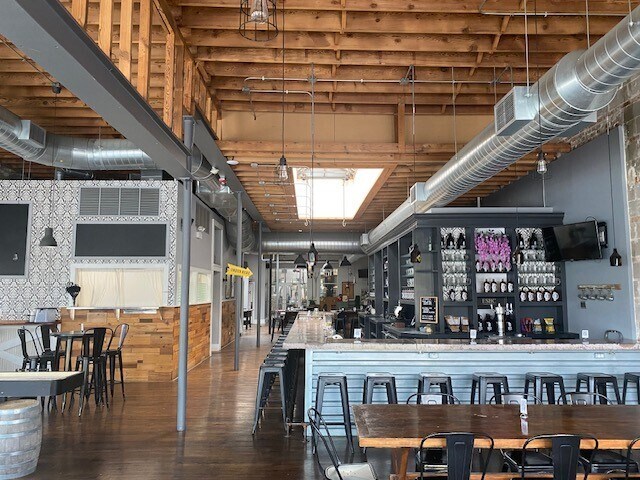More Photos Of 7700 W Madison St, Forest Park Flex For Lease