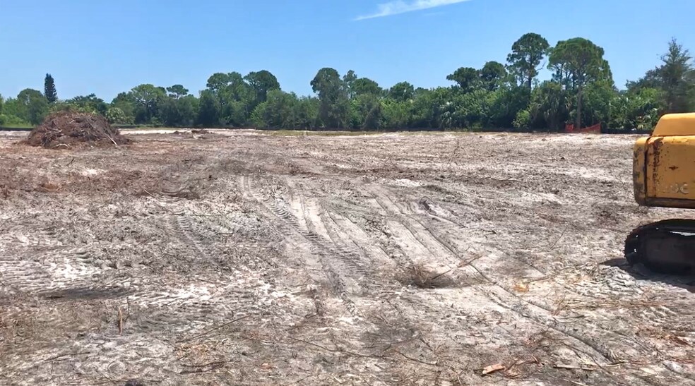 More Photos Of 861 NE Industrial Blvd, Jensen Beach Warehouse For Sale