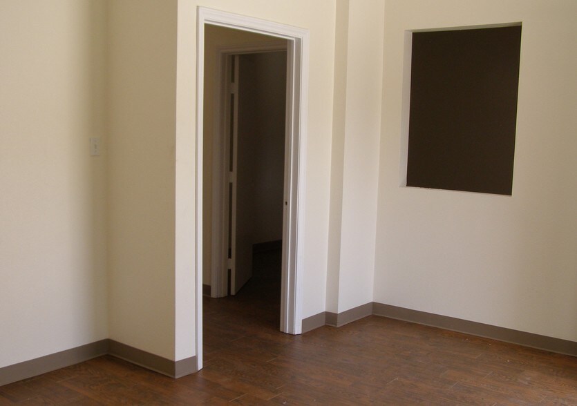 More Photos Of 3313 Naaman School Rd, Garland Office For Sale