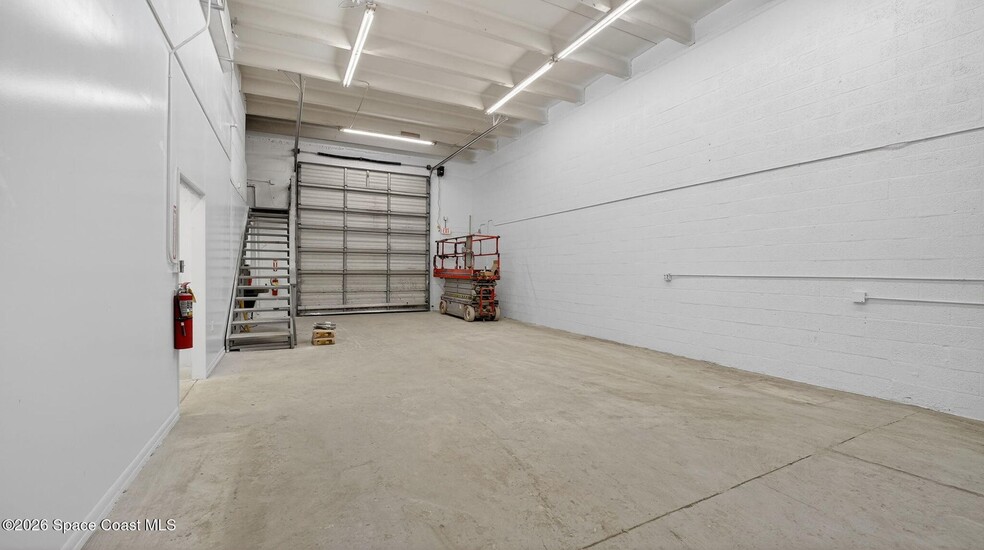 More Photos Of 711 E Seminole Ave, Melbourne Warehouse For Lease