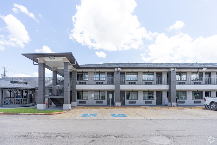 More Photos Of 9000 Airport Blvd, Houston Hotel For Sale