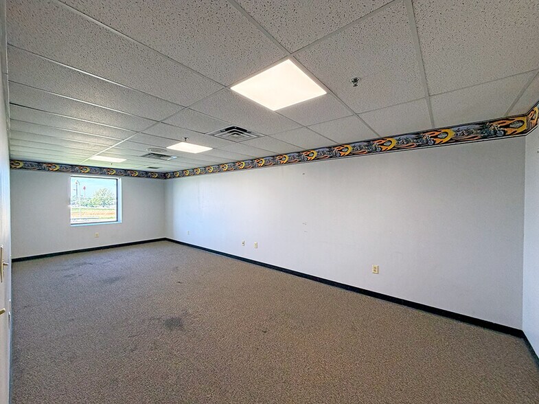 More Photos Of 205 N 44th St, Mount Vernon Showroom For Lease