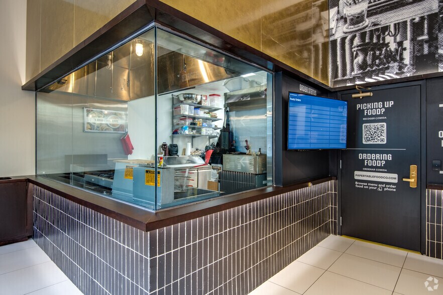 More Photos Of 733-737 N Milwaukee St, Milwaukee Restaurant For Lease