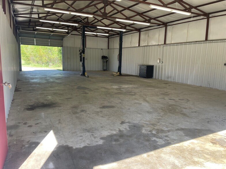 More Photos Of 15 Oak Dr, Shawnee Self Storage For Lease