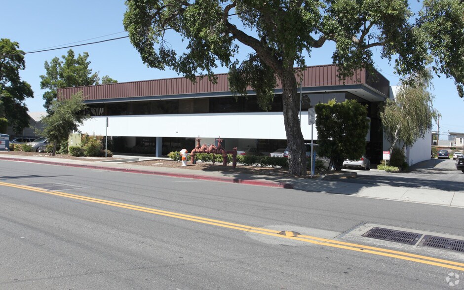 More Photos Of 1075 Old County Rd, Belmont Flex For Lease