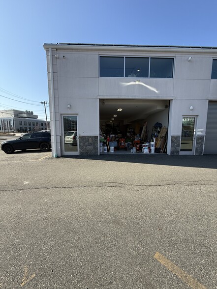 More Photos Of 586 Pleasant St, Watertown Flex For Sale