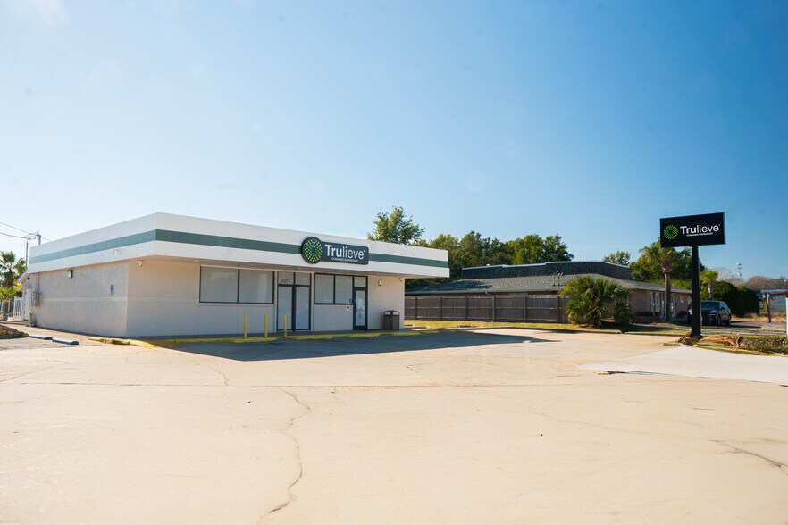 More Photos Of 3271 Gulf Breeze Pky, Gulf Breeze Freestanding For Sale