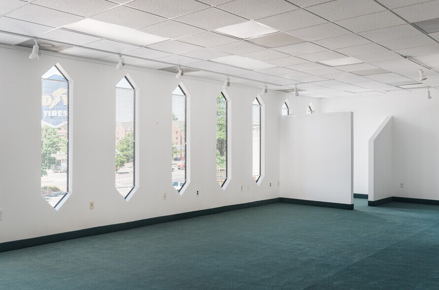 More Photos Of 6819 Elm St, McLean Office For Lease