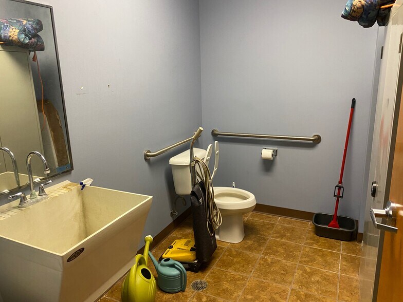 More Photos Of 255 Financial Dr, Hollister General Retail For Lease