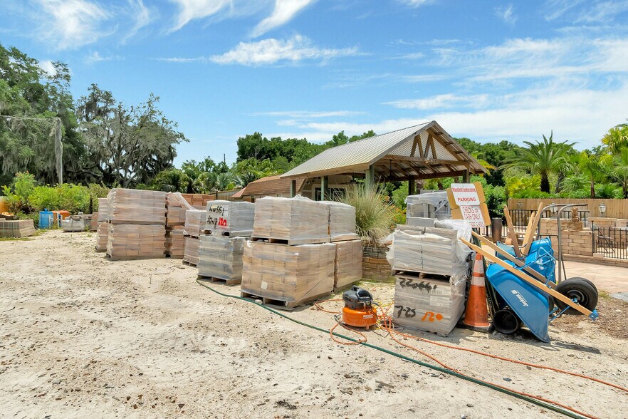 More Photos Of 8440 County Road 48, Yalaha Freestanding For Sale