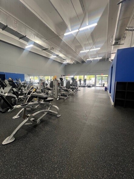 More Photos Of 4874 NW 167th St, Miami Lakes General Retail For Lease