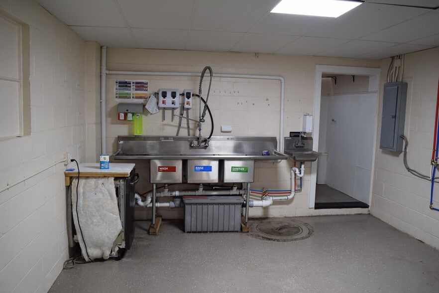 More Photos Of 719 N 6th St, Kansas City Auto Repair For Lease